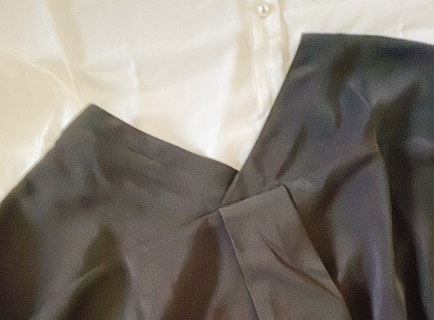 Vネックパールブラウス