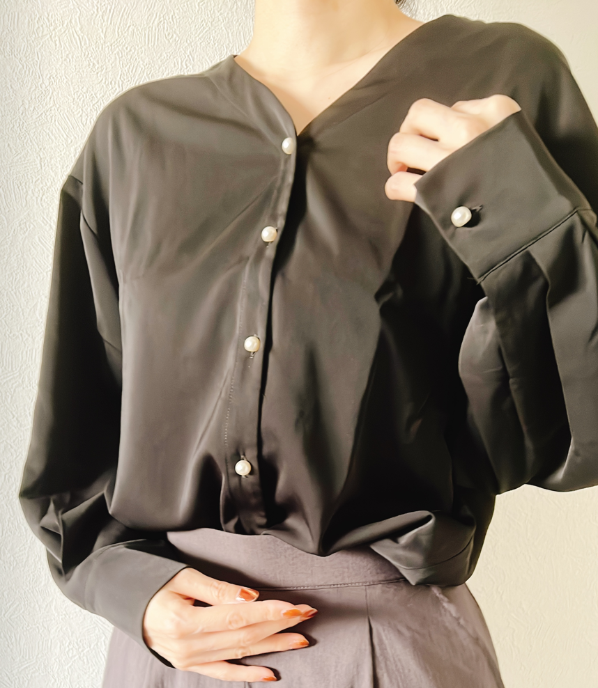 Vネックパールブラウス